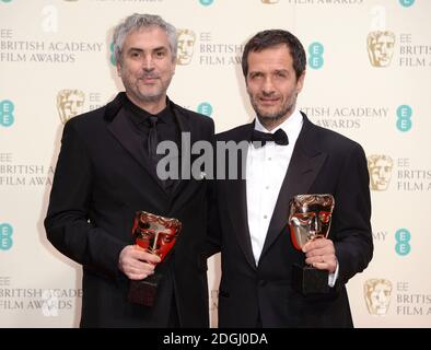 Alfonso Cuaron (links), David Heyman (rechts) mit dem Best British Film Award für "Gravity", bei den EE British Academy Film Awards 2014, im Royal Opera House, Bow Street, London. Stockfoto