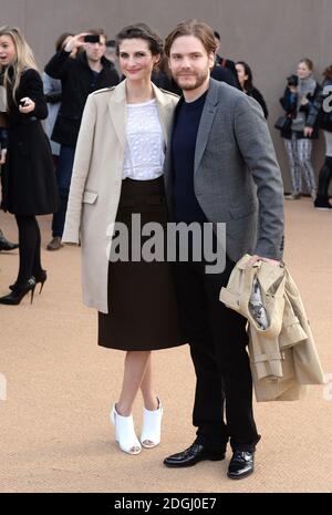 Felicitas Rombold und Daniel Bruhl bei der Ankunft an der Burberry Catwalk Show, Kensington Gardens, London Fashion Week Stockfoto