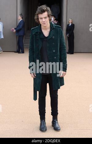 Harry Styles Ankunft bei der Burberry Catwalk Show, Kensington Gardens, London Fashion Week Stockfoto