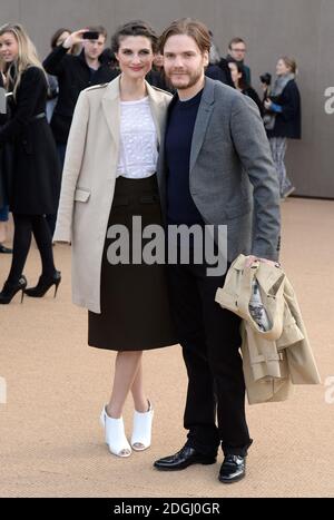 Felicitas Rombold und Daniel Bruhl bei der Ankunft an der Burberry Catwalk Show, Kensington Gardens, London Fashion Week Stockfoto