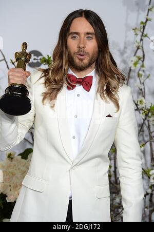 Jared Leto mit dem Preis für den besten Nebendarsteller für den 'Kallas Buyers Club' im Pressesaal der 86. Academy Awards, die am 2. März 2014 im Dolby Theater in Hollywood, Los Angeles, CA, USA, verliehen wurden. Stockfoto