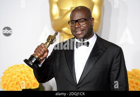 Steve McQueen mit seinem Best Director Award im Presseraum der 86. Academy Awards, die am 2. März 2014 im Dolby Theater in Hollywood, Los Angeles, CA, USA, verliehen wurden. Stockfoto