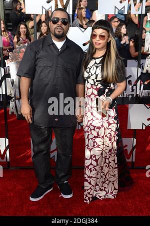 Ice Cube und Kimberly Woodruff bei der Ankunft bei den MTV Movie Awards 2014, das Nokia Theater L.A. Live, Los Angeles. Die MTV Movie Awards können in Großbritannien auf MTV, Montag, 14. April um 21 Uhr gesehen werden Stockfoto