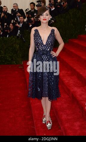 Marion Cotillard bei der Ankunft am Costume Institute Benefit Met Gala anlässlich der Eröffnung der Charles James, Beyond Fashion Ausstellung und des neuen Anna Wintour Costume Center. Das Metropolitan Museum of Art, New York City. Stockfoto