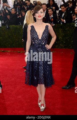 Marion Cotillard bei der Ankunft am Costume Institute Benefit Met Gala anlässlich der Eröffnung der Charles James, Beyond Fashion Ausstellung und des neuen Anna Wintour Costume Center. Das Metropolitan Museum of Art, New York City. Stockfoto
