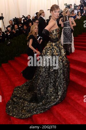 Karlie Kloss bei der Ankunft im Costume Institute Benefit Met Gala zur Eröffnung der Charles James, Beyond Fashion Ausstellung und des neuen Anna Wintour Costume Center. Das Metropolitan Museum of Art, New York City. Stockfoto