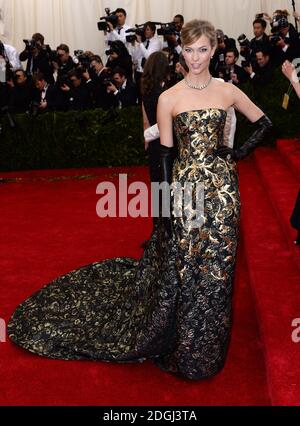 Karlie Kloss bei der Ankunft im Costume Institute Benefit Met Gala zur Eröffnung der Charles James, Beyond Fashion Ausstellung und des neuen Anna Wintour Costume Center. Das Metropolitan Museum of Art, New York City. Stockfoto