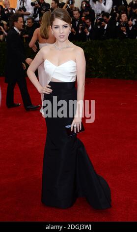 Anna Kendrick bei der Ankunft im Costume Institute Benefit Met Gala zur Eröffnung der Charles James, Beyond Fashion Exhibition und des neuen Anna Wintour Costume Center. Das Metropolitan Museum of Art, New York City. Stockfoto