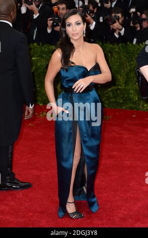 Kim Kardashian bei der Ankunft am Costume Institute Benefit Met Gala anlässlich der Eröffnung der Charles James, Beyond Fashion Exhibition und des neuen Anna Wintour Costume Center. Das Metropolitan Museum of Art, New York City. Stockfoto