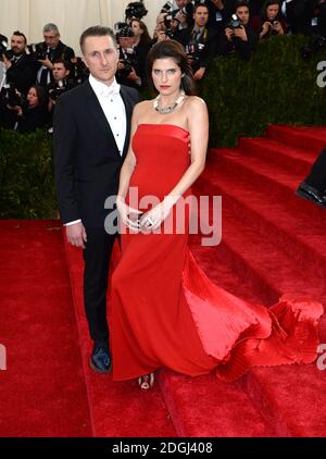 Scott Campbell und Lake Bell bei der Ankunft am Costume Institute Benefit Met Gala anlässlich der Eröffnung der Charles James, Beyond Fashion Exhibition und des neuen Anna Wintour Costume Center. Das Metropolitan Museum of Art, New York City. Stockfoto