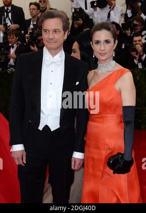 Colin Firth und Livia Firth bei der Ankunft am Costume Institute Benefit Met Gala anlässlich der Eröffnung der Charles James, Beyond Fashion Exhibition und des neuen Anna Wintour Costume Center. Das Metropolitan Museum of Art, New York City. Stockfoto