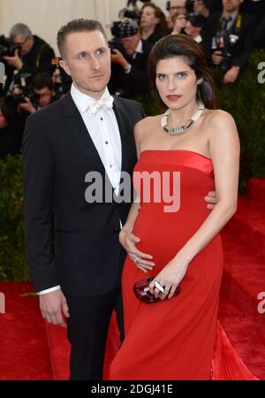 Scott Campbell und Lake Bell bei der Ankunft am Costume Institute Benefit Met Gala anlässlich der Eröffnung der Charles James, Beyond Fashion Exhibition und des neuen Anna Wintour Costume Center. Das Metropolitan Museum of Art, New York City. Stockfoto