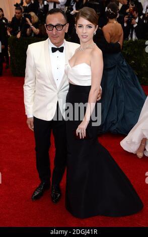 Gilles Mendel und Anna Kendrick bei der Ankunft am Costume Institute Benefit Met Gala anlässlich der Eröffnung der Charles James, Beyond Fashion Exhibition und des neuen Anna Wintour Costume Center. Das Metropolitan Museum of Art, New York City. Stockfoto