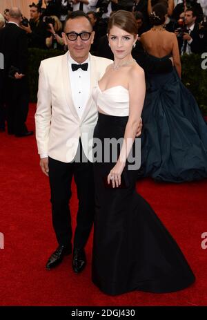 Gilles Mendel und Anna Kendrick bei der Ankunft am Costume Institute Benefit Met Gala anlässlich der Eröffnung der Charles James, Beyond Fashion Exhibition und des neuen Anna Wintour Costume Center. Das Metropolitan Museum of Art, New York City. Stockfoto