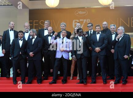 Glen Powell, Kelsey Grammer, Dolph Lundgren, Harrison Ford, Regisseur Patrick Hughes, Antonio Banderas, Randy Couture, Victor Ortiz, Mel Gibson, Jason Statham, Sylvester Stallone, Ronda Rousey, Wesley Snipes, Kellan Lutz, Gast und Produzent AVI Lerner bei der Homesman Premiere, Teil des 67. Festival de Cannes, Palais Du Festival. Stockfoto