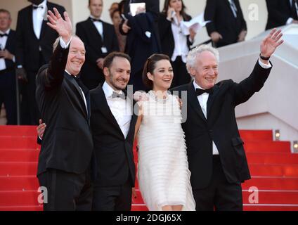 Regisseur Luc Dardenne, Schauspieler Fabrizio Rongione, Marion Cotillard und Regisseur Jean-Pierre Dardenne bei der Ankunft im Deux Jours, Une Nuit Premiere, Teil des 67. Festival de Cannes, Palais Du Festival, Cannes. Stockfoto