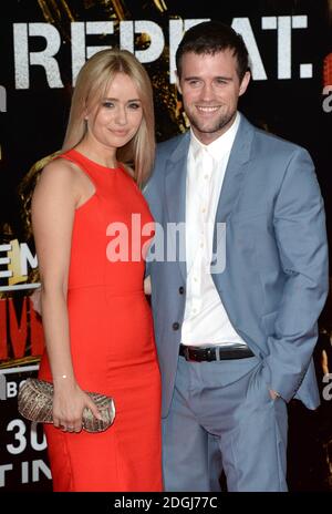 Jonas Armstrong und Sammy Winward bei der Ankunft am Rande der Zukunft Weltpremiere, BFI IMAX, Waterloo, London. Stockfoto