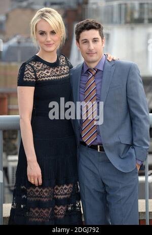 Taylor Schilling und Jason Biggs bei einer Fotoserie für Netflix Orange is The New Black, The Soho Hotel, London. Stockfoto