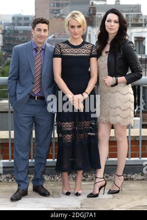 Jason Biggs, Taylor Schilling und Laura Prepon bei einer Fotoserie für Netflix Orange is The New Black, The Soho Hotel, London. Stockfoto