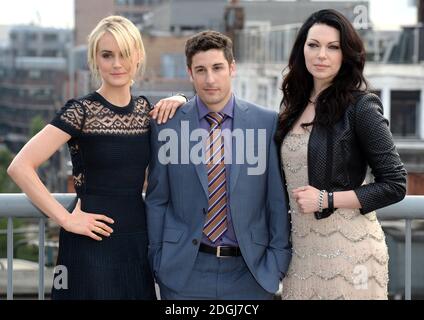 Jason Biggs, Taylor Schilling und Laura Prepon bei einer Fotoserie für Netflix Orange is The New Black, The Soho Hotel, London. Stockfoto