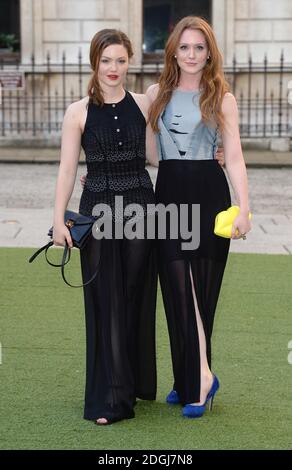 Holliday Grainger und Olivia Hallinan bei der Royal Academy Summer Exhibition Preview Party, Piccadilly, London. Stockfoto