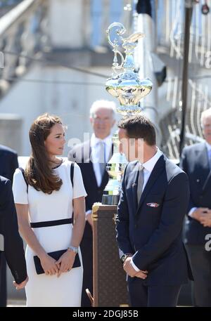 Catherine, Herzogin von Cambridge und Sir Ben Ainslie im National Maritime Museum, Greenwich, London, um die Anhänger der Ausschreibung zu treffen, ein britisches Team zu starten, um am Segelwettbewerb The America's Cup teilzunehmen. Stockfoto