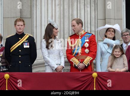 HM die Königin, er Herzog von Edinburgh, Prinz Harry, Prinz William, der Herzog von Cambridge, die Herzogin von Cambridge, Prinz Charles und die Herzogin von Cornwall Teilnahme Trooping the Color in London. Stockfoto