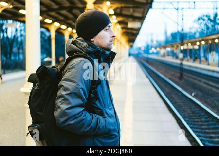 Sopot Fast Urban Bahnhof. Junger Mann steht und wartet Zug auf Plattform. Tourist reist mit dem Zug. Porträt Von Caucas Stockfoto