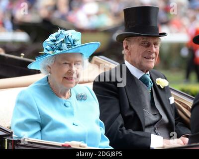 Queen Elizabeth II und der Herzog von Edinburgh beim Ladies Day, Royal Ascot 2014, Ascot Racecourse, Berkshire. Stockfoto