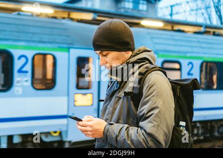 Sopot Fast Urban Bahnhof. Junger Mann steht und wartet Zug auf Plattform. Tourist reist mit dem Zug. Porträt Von Caucas Stockfoto
