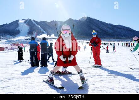 Besucher fahren im Silkroad Resort in Urumqi, nordwestlich der autonomen Region Xinjiang Uiguren, Ski, 21. November 2020. Stockfoto