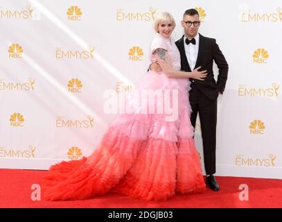 Lena Dunham und Jack Antonoff bei der Ankunft bei den EMMY Awards 2014, Nokia Live, Los Angeles. Stockfoto