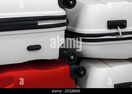 Drei weiße und eine rote. Konzept. Die Vorderansicht ist groß. Stockfoto