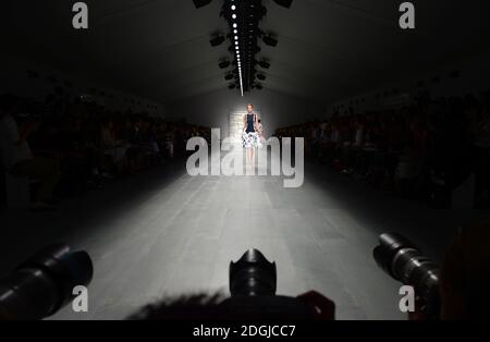 Ein Modell auf der J. JS Lee Catwalk Show, The BFC Show Space, London. Stockfoto