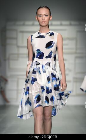 Ein Modell auf der J. JS Lee Catwalk Show, The BFC Show Space, London. Stockfoto