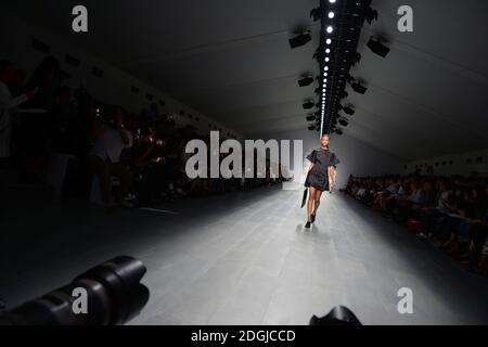 Ein Modell auf der J. JS Lee Catwalk Show, The BFC Show Space, London. Stockfoto