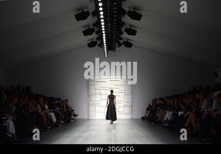 Ein Modell auf der J. JS Lee Catwalk Show, The BFC Show Space, London. Stockfoto