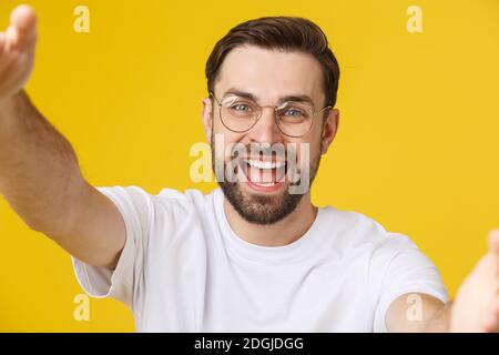 Nahaufnahme, Porträt einer fröhlichen bärtiger Mann unter selfie über weißen Hintergrund. Stockfoto