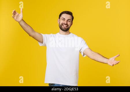 Der junge, gutaussehende, coole Mann fühlt sich sicher, der Kamera eine Umarmung zu geben. Stockfoto