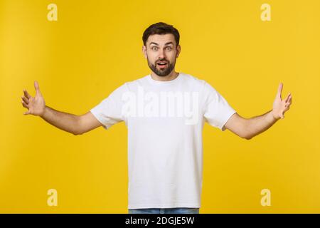 Der junge, gutaussehende, coole Mann fühlt sich sicher, der Kamera eine Umarmung zu geben. Stockfoto