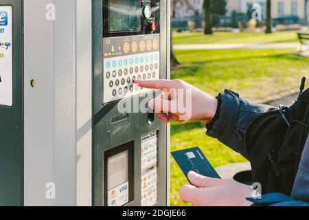 Zahlung für Parkplätze in der Stadt Danzig, Polen am 8. Februar 2020. Eine Person verwendet Monobank Kreditkarte für nfc-Zahlung in par Stockfoto