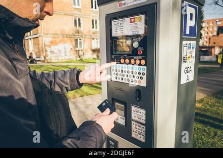 Zahlung für Parkplätze in der Stadt Danzig, Polen am 8. Februar 2020. Eine Person verwendet Monobank Kreditkarte für nfc-Zahlung in par Stockfoto