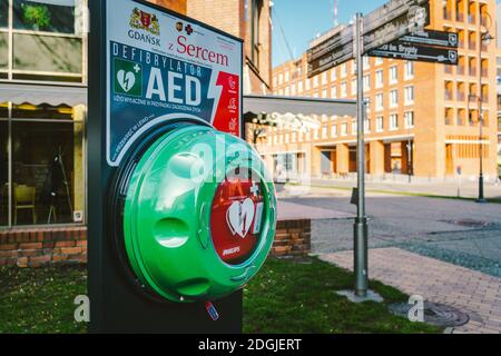 Automatisierter externer Defibrillator AED Philips auf der Straße in der Stadt Danzig, Polen am 8. Februar 2020. AED-HLW-Rescue-Kit Stockfoto