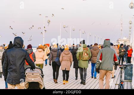 Holzsteg in Sopot im Frühjahr. Gutes windiges Wetter. Wintertag auf alten hölzernen Pier in Sopot, Polen 9. Februar 2020. Menschen Stockfoto