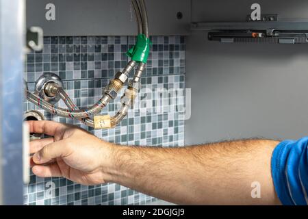 Der Klempner entfernt die Verstopfung in den Rohren Stockfoto