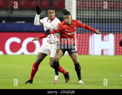 Jules Kounde vom FC Sevilla, Dalbert Henrique vom Stade Rennais während der UEFA Champions League, Gruppe E Fußballspiel zwischen Stade Rennais und Sevilla FC (FC Sevilla) am 8. Dezember 2020 im Roazhon Park in Rennes, Frankreich - Foto Jean Catuffe / DPPI / LM Stockfoto