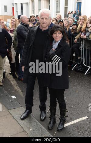 Richard Curtis und Emma Freud kommen bei der Band Aid 30 Aufnahme in den Sarm Studios im Zentrum von London an. Stockfoto