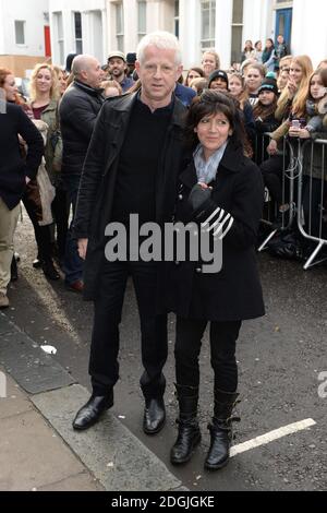 Richard Curtis und Emma Freud kommen bei der Band Aid 30 Aufnahme in den Sarm Studios im Zentrum von London an. Stockfoto