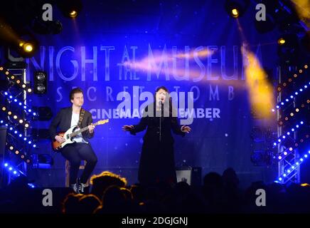 Jessie Ware tritt bei der Regent Street Christmas Lights 2014 Switch On, London auf. Stockfoto