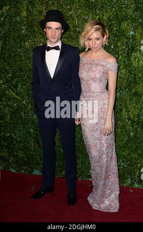 Sienna Miller und Tom Sturridge bei der Ankunft bei den 60th Evening Standard Theatre Awards im Palladium Theatre, London. Stockfoto